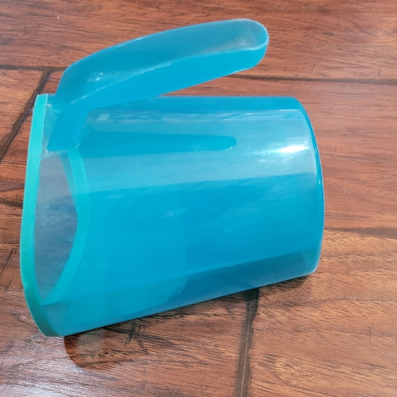 Bath time hair washing cup - Picture 5 of 6